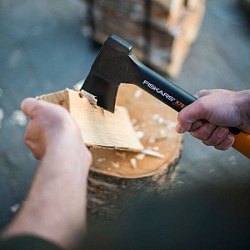 Туристический топор Fiskars Х7 + точилка (1020183)